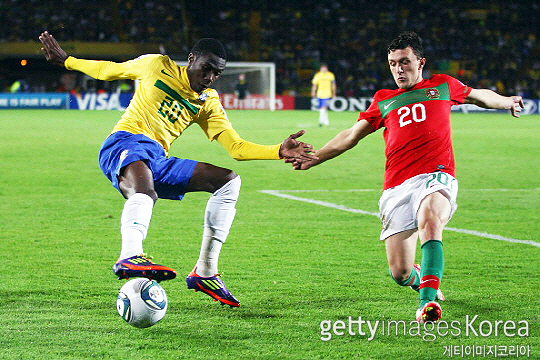 2011년 콜롬비아 U-20 월드컵 결승전 포르투갈과의 경기에서 드리블을 시도하고 있는 네게바(사진 왼쪽)(사진=게티이미지코리아)