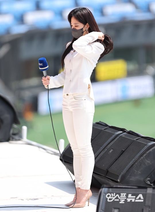 'MBC 날씨' 책임지는 김가영 기상캐스터, 잠실 햇살 받으며 리포팅