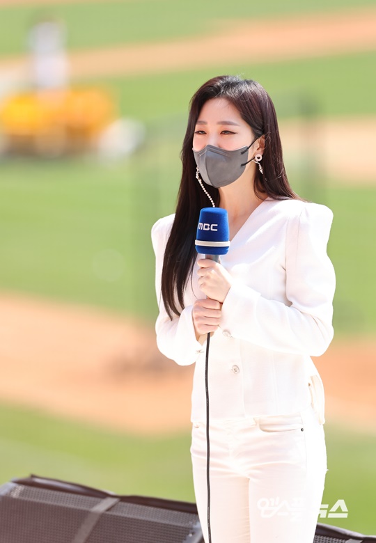 'MBC 날씨' 책임지는 김가영 기상캐스터, 잠실 햇살 받으며 리포팅