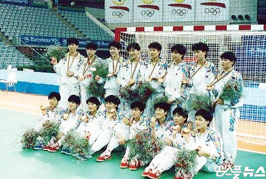 한국 여자 핸드볼 대표팀은 1992년 바르셀로나 올림픽에서 금메달을 목에 걸었다(사진=엠스플뉴스)