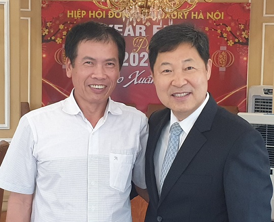 이만수 이사장(오른쪽)과 베트남 야구 보급에 힘을 쓸 베트남야구협회 쩐 득 판 회장(왼쪽)(사진=헐크파운데이션)