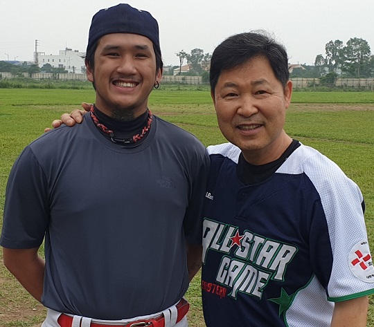 이만우 이사장(오른쪽)이 베트남 현지에서 눈여겨본 현지 선수인 포수 바오(왼쪽)(사진=헐크파운데이션)