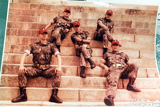 공태현 프로(사진 맨 왼쪽)는 30사단 필승신병교육대 조교로 군 복무를 마쳤다(사진=엠스플뉴스)
