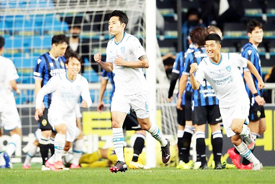 5월 11일 인천 유나이티드전에서 후반 추가 시간 동점골을 터뜨린 신진호(사진 가운데)(사진=한국프로축구연맹)