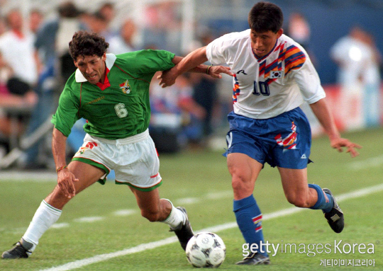 한국 축구 대표팀 측면 공격수 고정운(사진 오른쪽)이 1994년 미국 월드컵 본선 조별리그 2차전 볼리비아와의 경기에서 볼 다툼을 벌이고 있다(사진=게티이미지코리아)
