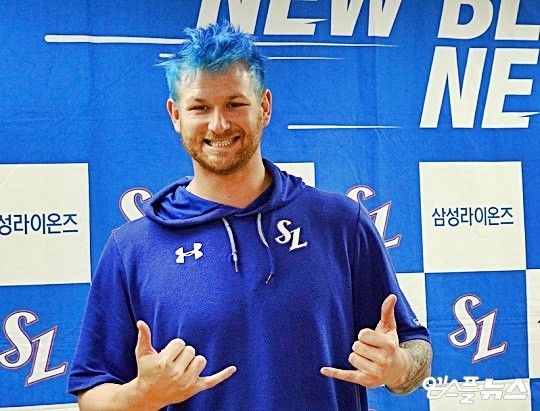 스프링캠프 때 파란색 머리 염색으로 팀에 대한 애정을 보여준 라이블리는 어깨 문제로 팀과 동행이 불투명해지는 분위기다(사진=엠스플뉴스)