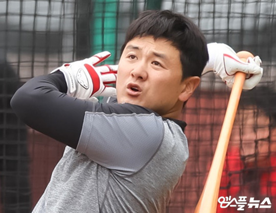 SSG 내야수 최주환은 최근 개인 SNS에서 겪은 악성 DM에 대한 공개적인 법적 대응 의사를 밝혔다(사진=엠스플뉴스)