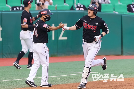 KT 유한준이 6월 9일 시즌 첫 홈런을 쏘아 올리고 홈으로 들어오고 있다(사진=엠스플뉴스)