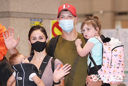 6월 12일 한국에 입국한 SSG 랜더스 새 식구 외국인 투수 가빌리오와 그의 가족들(사진=엠스플뉴스)
