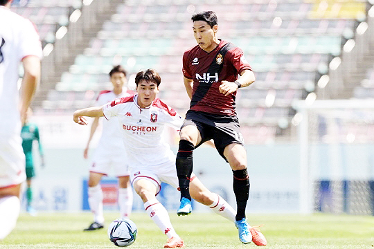 경남 FC 스트라이커 이정협(사진 오른쪽)(사진=한국프로축구연맹)