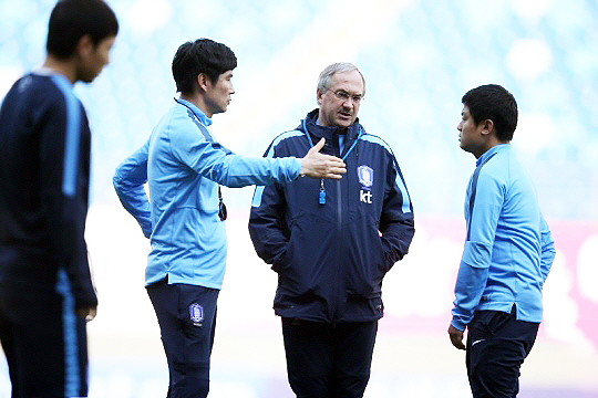 2015년 울리 슈틸리케 감독(사진 가운데)을 도와 AFC 아시안컵 준우승에 일조한 박건하(사진 왼쪽)(사진=대한축구협회)