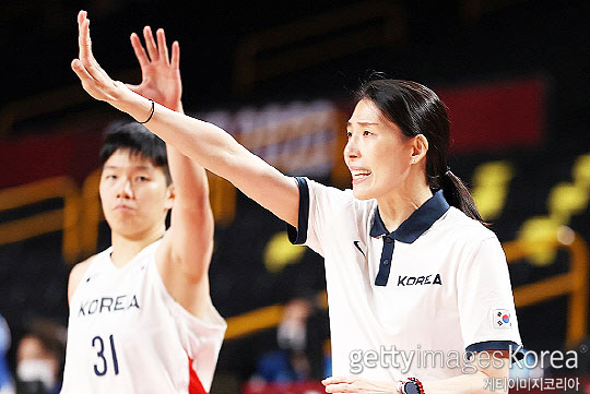 한국 여자 농구 대표팀 전주원 감독(사진 오른쪽)(사진=게티이미지코리아)