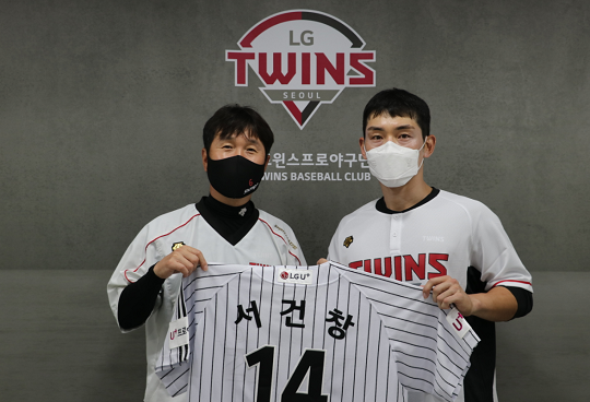 LG 류지현 감독(왼쪽)은 서건창(오른쪽)의 안정적인 공·수·주 플레이에 큰 기대감을 내비쳤다(사진=LG)