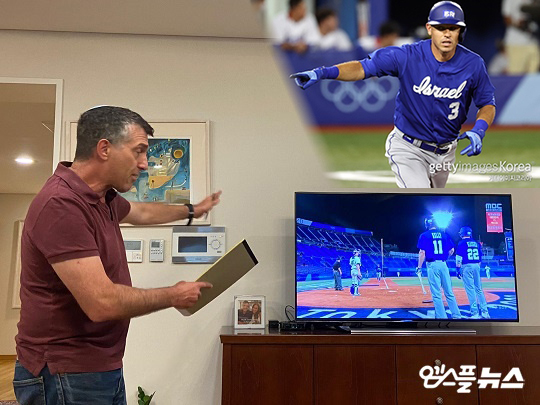 주한 이스라엘 아키바 토르 대사가 한국과 이스라엘의 올림픽 야구 경기를 시청하고 있다(사진=주한 이스라엘 대사관, gettyimages)