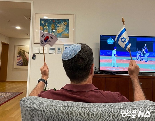 토르 대사가 한국과 이스라엘의 올림픽 야구 경기를 시청하면서 응원전을 펼치고 있다(사진=주한 이스라엘 대사관)