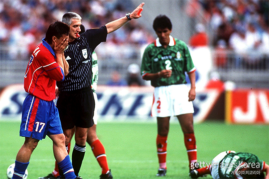 1998년 6월 13일 한국의 프랑스 월드컵 본선 조별리그 1차전. 하석주는 멕시코전에서 선제골을 넣고 3분 뒤 퇴장당했다. 한국은 수적 열세를 극복하지 못하고 1-3으로 역전패했다. 하석주에게 멕시코전은 잊고 싶은 경기 중 하나다(사진=게티이미지코리아)