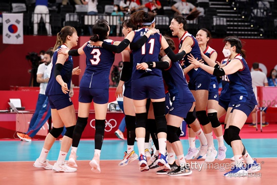 여자배구 선수들이 일본전을 승리한 후 기뻐하고 있다. (사진=게티이미지 코리아)
