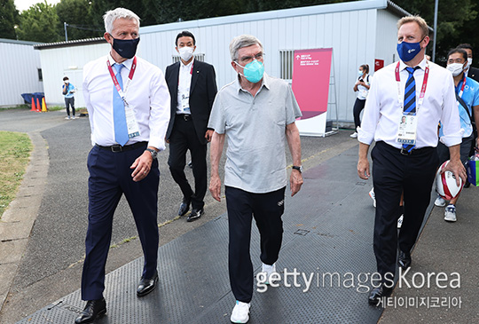 토마스 바흐(가운데) IOC 위원장이 남성 임원들에 둘러싸여 목적지로 향하고 있다(사진=게티이미지코리아)