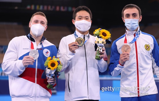 도쿄 올림픽 기계체조 도마 은메달을 차지한 아블랴진(맨 왼쪽) (사진=게티이미지 코리아)