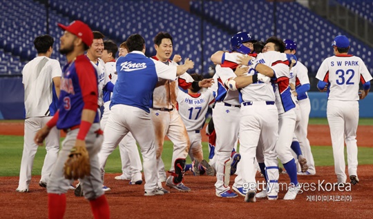 도미니카 공화국전에서 승리한 후 기뻐하는 대한민국 야구 대표팀(사진=게티이미지 코리아)