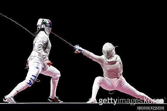 윤지수(사진 오른쪽)는 2020 도쿄 올림픽 사브르 단체전 동메달 결정전 이탈리아와의 경기에서 대역전승의 발판을 마련했다(사진=게티이미지코리아)
