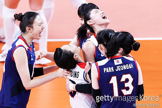 한국 여자배구 대표팀이 강호 터키를 따돌리고 2020 도쿄 올림픽 준결승에 올랐다(사진=게티이미지코리아)