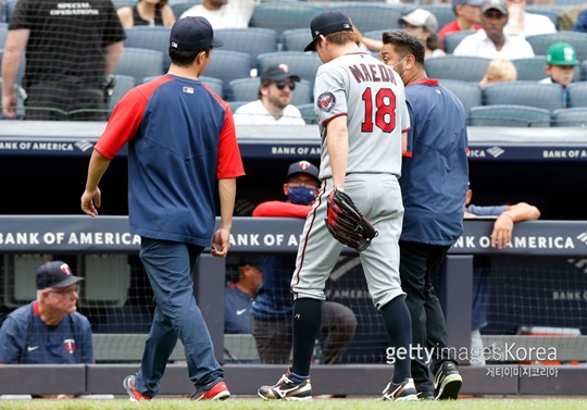 22일 경기에서 팔뚝 통증을 느끼며 마운드를 내려가는 마에다(사진=게티이미지 코리아)