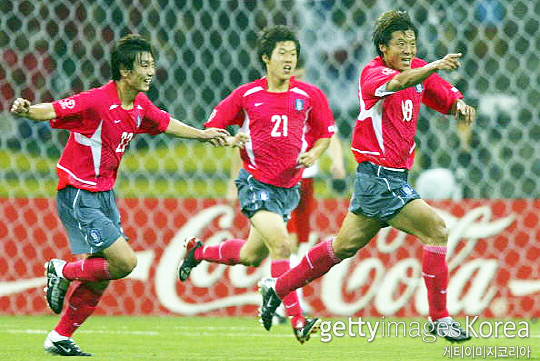2002 한-일 월드컵 4강 신화 주역 황선홍(사진 맨 오른쪽)(사진=게티이미지코리아)