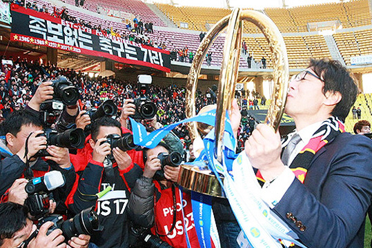 2013시즌 포항 스틸러스의 K리그1 우승을 이끈 황선홍 감독(사진=포항 스틸러스)