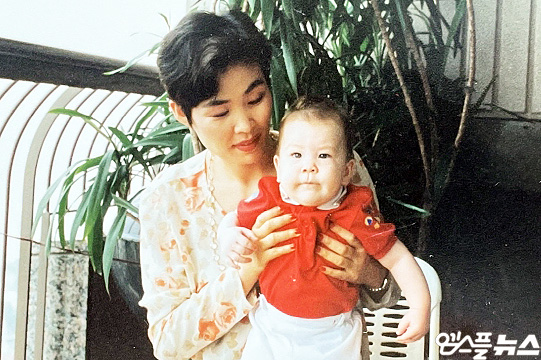 안드레 진(사진 오른쪽)의 어머니는 1980~90년대 패션모델로 명성을 떨친 동덕여자대학교 모델과 김동수 교수다(사진=엠스플뉴스)