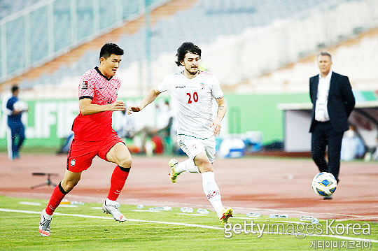 이란 축구 대표팀 에이스 사르다르 아즈문(사진 오른쪽)을 꽁꽁 묶은 한국 축구 대표팀 중앙 수비수 김민재(사진=게티이미지코리아)