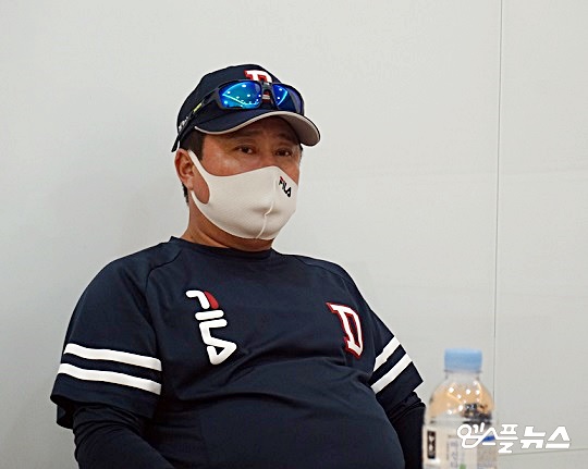 투·타 핵심 두 선수의 부상 이탈에 두산 김태형 감독의 고민이 깊어질 전망이다(사진=엠스플뉴스)