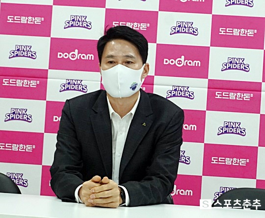 압도적인 리그 선두를 달리는 현대건설 강성형 감독이 후반기 동안 선수단 건강과 부상 방지에 더 초점을 맞추겠단 뜻을 밝혔다(사진=스포츠춘추 김근한 기자)