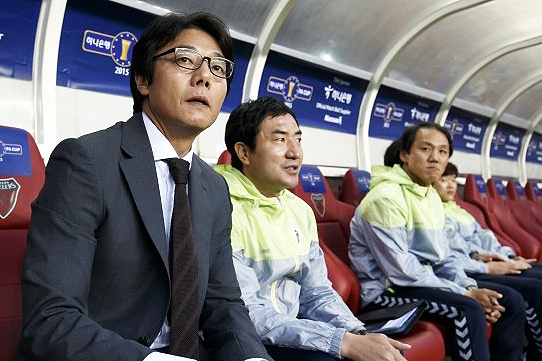 강 철 감독(사진 가운데)은 한국 U-23 축구 대표팀 황선홍 감독(맨 왼쪽)과 1989년부터 인연을 이어오고 있다(사진=대한축구협회)