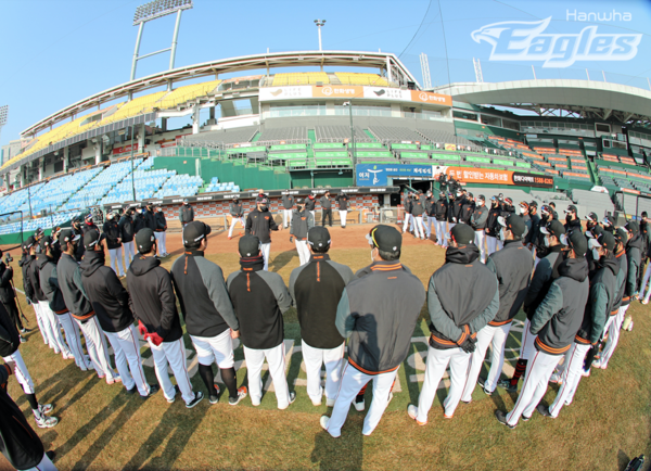 수베로 감독의 복귀 첫날, 선수단 미팅 장면(사진=한화)