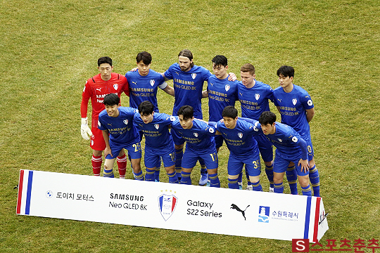 수원FC와의 홈경기에서 올 시즌 첫 승리에 도전하는 수원 삼성 선수들(사진=스포츠춘추 이근승 기자)