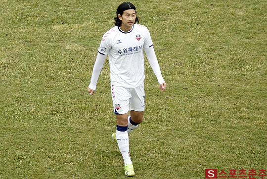 수원FC 스트라이커 김 현(사진=스포츠춘추 이근승 기자)