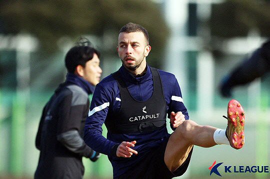 수원 삼성 핵심 미드필더 엘비스 사리치(사진=한국프로축구연맹)