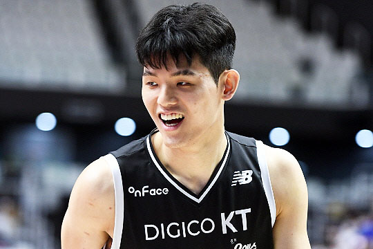 “이타적인 ‘신인 센터’ 하윤기, KT가 올 시즌 받은 최고의 선물” [SPOCHOO 현장]