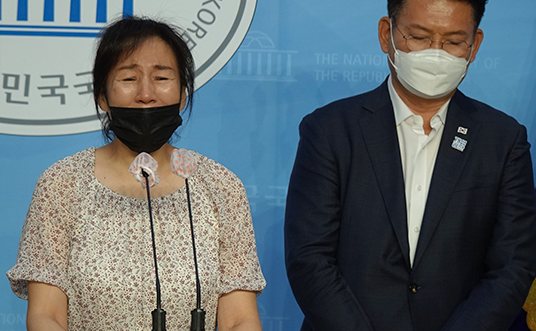 2020년 8월 20일 국회에서 열린 기자회견에서 고 고유민 선수의 어머니 권미정 씨가 눈물로 '딸의 억울한 죽음과 관련해 진실을 밝혀달라'고 호소하는 장면. 권 씨 옆에 있는 이는 기자회견을 후원한 민주당 송영길 의원(사진=스포츠춘추 이근승 기자)