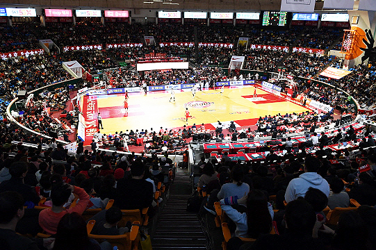 잠실학생체육관에서 열린 2021-2022시즌 챔피언 결정전 1, 2차전은 매진이었다. 5차전도 매진이 유력하다(사진=KBL)