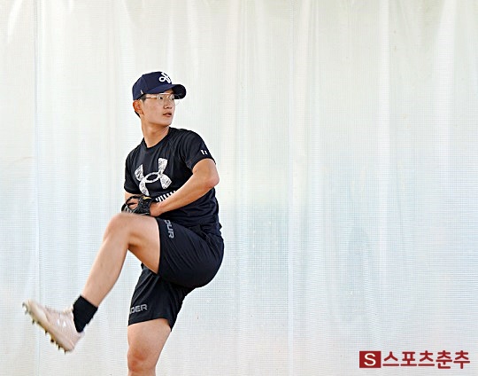 김서현은 스리쿼터 투구 스타일로 최근 최고 구속 155km/h를 찍은 엄청난 구위를 선보였다(사진=스포츠춘추)