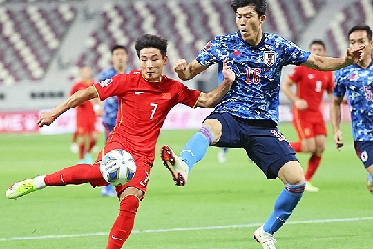 일본 축구 대표팀 수비 핵심 토미야스 타케히로(사진 오른쪽)(사진=아시아축구연맹)