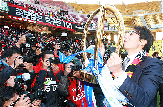 2013년 외국인 선수 한 명 없이 포항 스틸러스의 더블(K리그1+FA컵 우승)을 이끌었던 황선홍 감독(사진=포항 스틸러스)