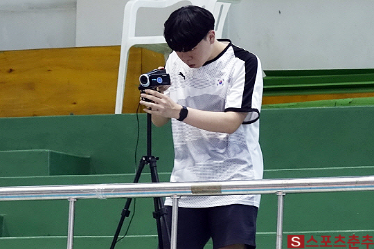 U-18 대표팀 연습경기를 촬영 중인 신이삭 전력분석원(사진=스포츠춘추 이근승 기자)