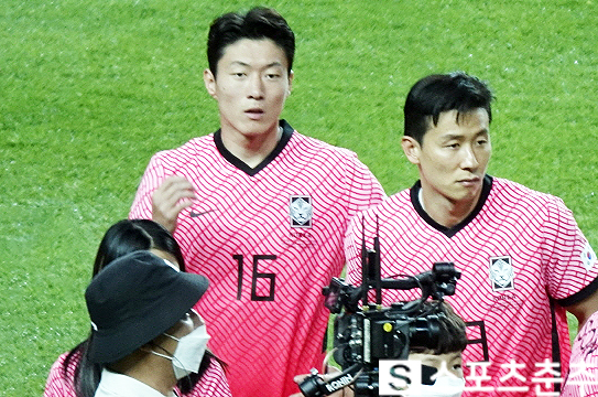 한국 축구 대표팀 스트라이커 황의조(사진 왼쪽)(사진=스포츠춘추 이근승 기자)