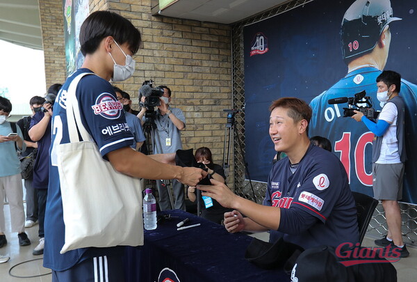 팬 사인회에 참석한 이대호(사진=롯데)