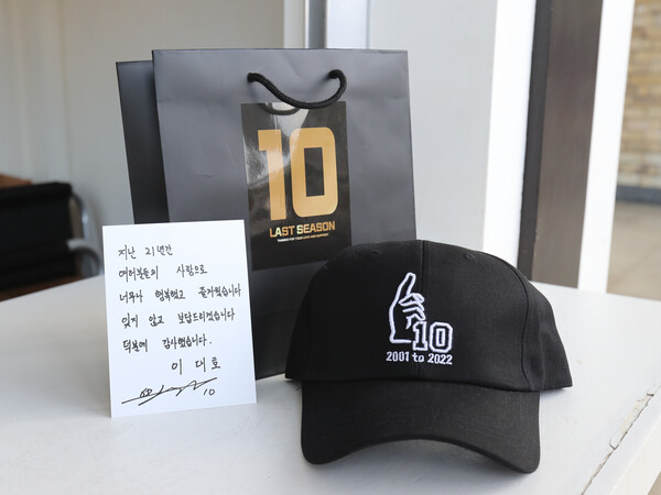 이대호가 준비한 모자 선물(사진=롯데)