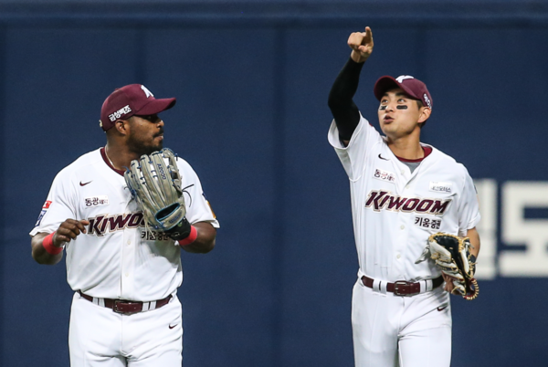 푸이그와 대화하는 이정후(사진=키움)