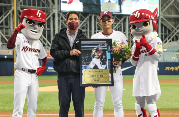 최연소 1천안타 기념 상을 받는 이정후(사진=키움)